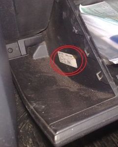 Прежде чем пытаться подобрать код к магнитоле попытайтись найти его виде наклейки внутри бардачка